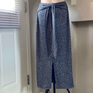 Banana Republic women grey tone on tone, elastic waist knit skirt.Size XS. Used.